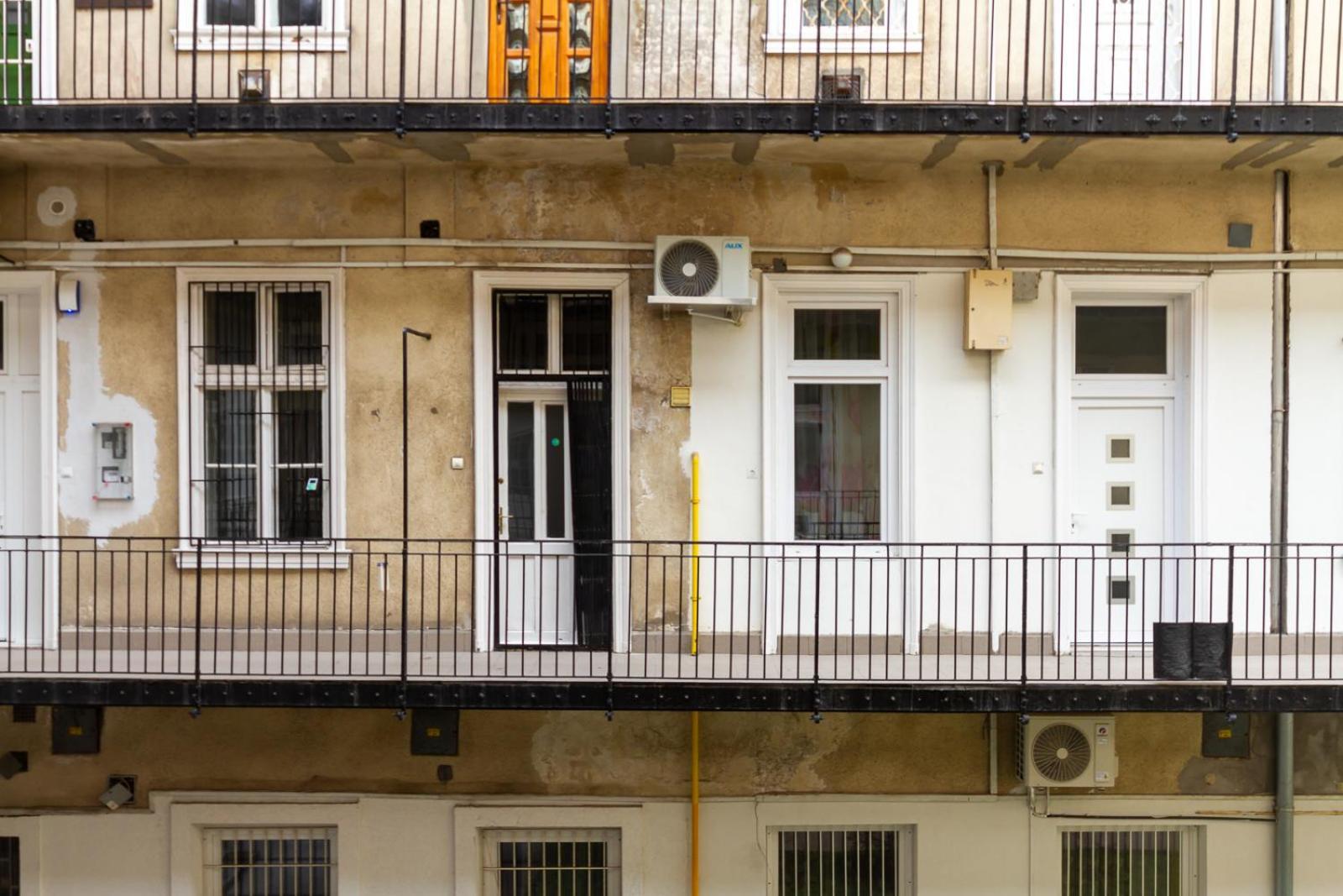 Bee-happy Downtown Apartment