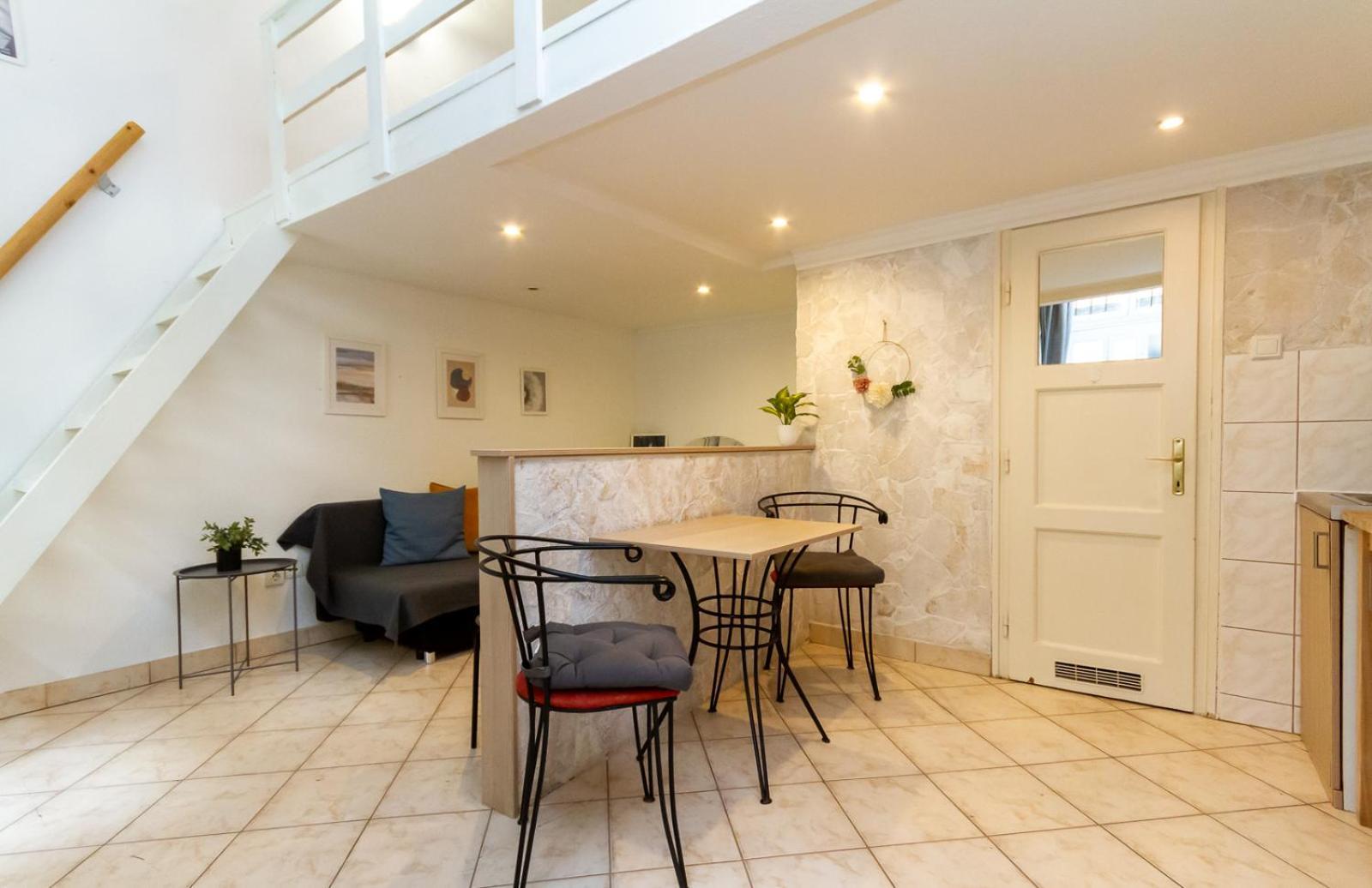Bee-happy Downtown Apartment *